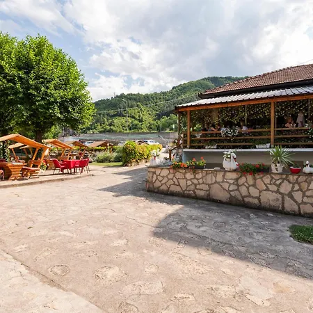 Kameni Dvorac *