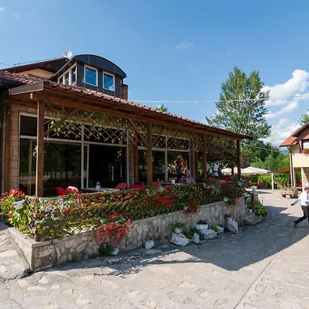 Kameni Dvorac *